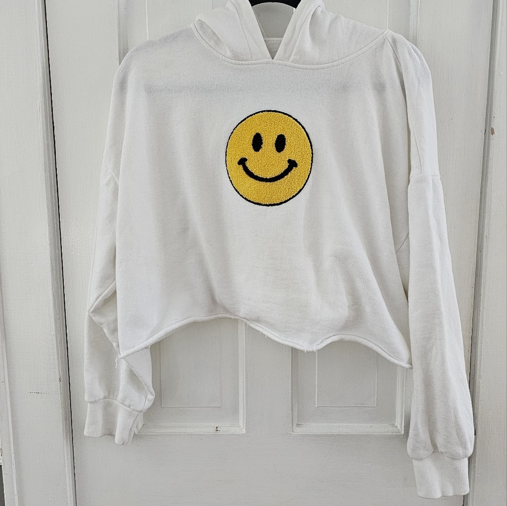 WHITE CROPPED HODDIE WITH SMILE FACE